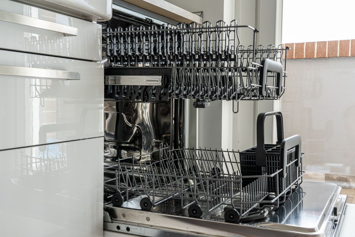 Cocina profesional limpia tras el desengrase