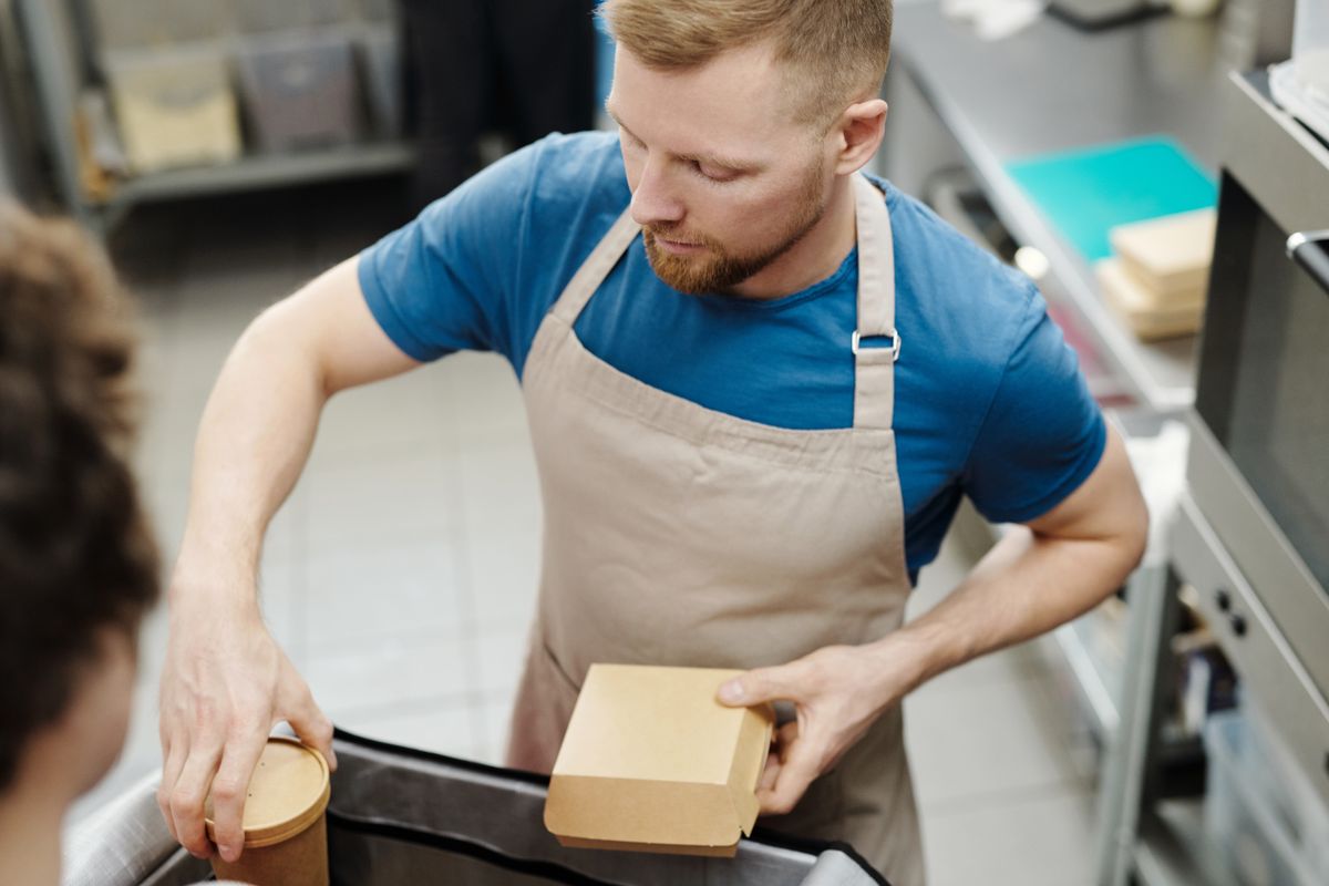 Cocina de restaurante en servicio